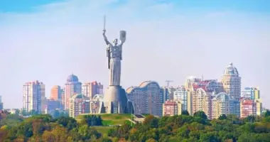 Без рекордов, но с контрастами: каким был август в Киеве
