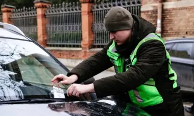 Штраф навіть за хвилинну зупинку: водіям нагадали про "підступне" правило ПДР