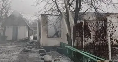 На Харківщині озброєний чоловік у балаклаві пограбував жінку та спалив її будинок