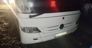 На Закарпатті пасажирський автобус збив 20-річного пішохода і втік з місця ДТП