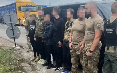 У Києві поліцейського викрили у допомозі військовозобов’язаним втекти з країни