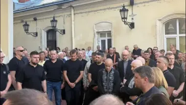 Другу добу до собору Святого Юра у Львові – нескінченний потік людей, які прийшли попрощатися з Андрієм Парубієм