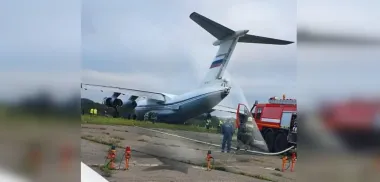 Проблемы с двигателем: в РФ попал в аварию военный самолет (фото)
