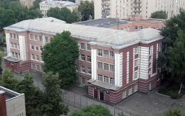"Не дозволяю": у Києві скандал - директорка гімназії не пускала дітей у шортах (відео)