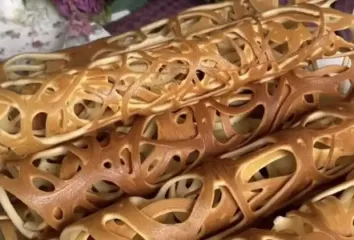 Незвичайні млинці зі смаком вафельних трубочок: смачно і зі згущенкою, і просто так, рецепт