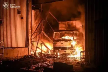 Атака на Одеський район: спалахнули склади та авто (фото)