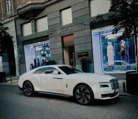 Шик за $600 000: в Киеве заметили новейший электромобиль Rolls-Royce (фото)