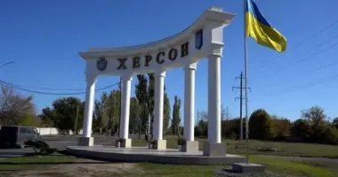 Росіяни вдарили з артилерії по Херсону: постраждали четверо комунальників