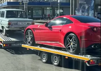 Город контрастов: в Киеве заметили автовоз с раритетным Ferrari и "Запорожцем" (фото)