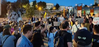 Уголовные дела военным за СОЧ: в Киеве на Майдане протестуют против решений Рады (видео)