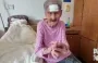 98-летняя бабушка отрезала ножницами "рог долголетия" на лбу — фото