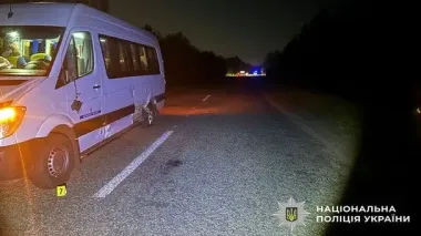 На Сумщині п’яний мотоцикліст зіткнувся з маршруткою, є постраждалі: детали ДТП (фото)