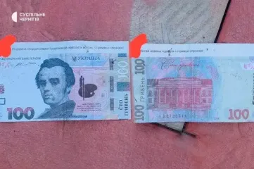 Открытки замаскировали под деньги: в Чернигове россияне цинично призывают местных к сотрудничеству