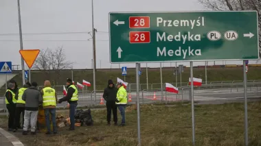 Polish protesters block Medyka checkpoint on border with Ukraine