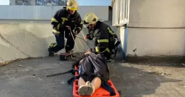 У Києві 17-річна дівчина випала з вікна девʼятиповерхівки та опинилася на піддашку: її зняли рятувальники