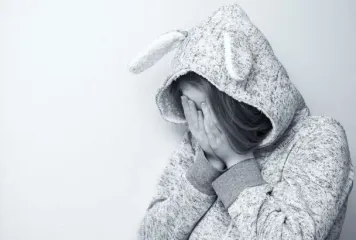 Вчитель приватної школи скористався відключеними камерами спостереження та поглумився над 5-річною ученицею