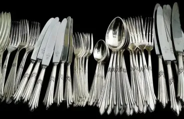 Столовые приборы будут блестеть, как новые: смешайте три бюджетных ингредиента, чтобы вернуть сияние
