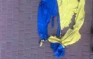 У Кропивницькому чоловік зірвав і розтоптав прапор України