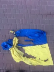 В Кропивницком мужчина сорвал государственный флаг, порвал его и начал топтать