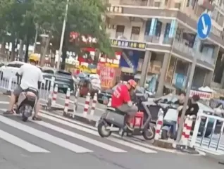 Ни шагу назад: курьер и велосипедист на несколько часов застряли на переходе, отказываясь уступать дорогу (видео)