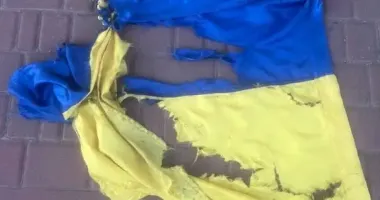 У Кропивницькому чоловік зірвав і порвав державний прапор: його затримала поліція