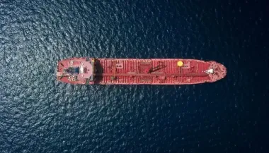 Второй подсанкционный танкер теневого флота РФ пришвартовался в порту Китая