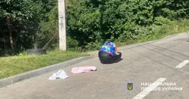 У Львові батько забув люльку з немовлям на даху авто: вона впала під час руху
