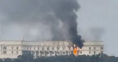 У Києві після російської атаки горить будівля Кабміну