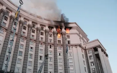 РФ вперше за час війни атакувала будівлю Кабміну: на верхніх поверхах пожежа (фото)