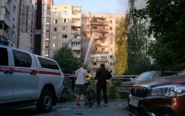 Який вигляд має пошкоджена багатоповерхівка на Борщагівці в Києві після удару РФ (фото)