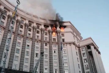 Росія поцілила у Кабінет міністрів України — спалахнула пожежа