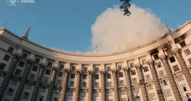 Атака на будівлю Кабміну в Києві: на верхніх поверхах пожежа