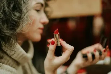 Помади, яких краще уникати після 50: відтінки, що візуально підкреслюють зморшки й роблять обличчя старшим