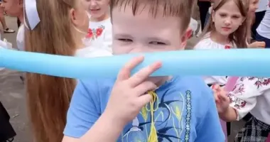 Хлопчик із Дніпропетровщини, який втратив руку через обстріл, пішов до школи з протезом