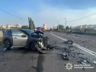 В Киев автомобиль загорелся после столкновения в ДТП: фото, видео