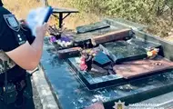 В Одессе мужчина повредил почти 30 памятников на кладбище