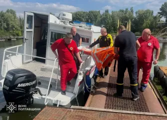 ВС РФ повредили дронами важный мост в Кременчуге: спасатели переправляют людей через Днепр (видео)