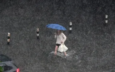 Київ затопило після сильної зливи: місцями вода по коліна (відео)