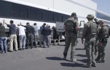 Оказались в кандалах: у США скандал с Сеулом из-за ареста работников Hyundai (видео)