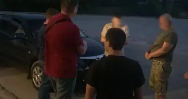 Обещал "стереть" с базы и помочь бежать за границу: во Львовской области задержали переправщика уклонистов