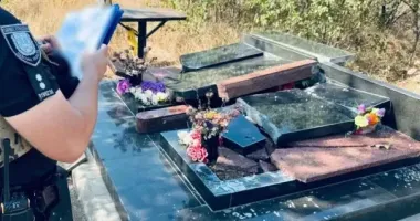 В Одессе мужчина разбил почти 30 памятников на кладбище