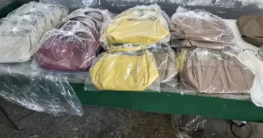 Контрабанда на 2 мільйони: іноземець намагався ввезти на Львівщину брендовий одяг і косметику
