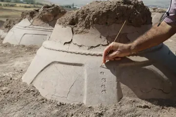 Самый большой среди найденных: в замке Кевенли нашли древние артефакты урартского периода (фото)