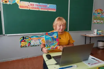 Почти вдвое меньше средней: зарплаты украинских учителей остаются одними из самых низких в стране
