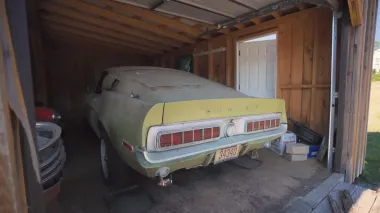 Раритетный заряженный Ford Mustang 60-х за $150 000 простоял 40 лет в гараже (видео)