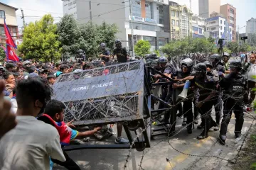 Протесты в Непале: митингующие сожгли жену бывшего премьер-министра (видео)