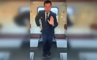 Проводник "Укрзализныци" станцевал под новую песню Jerry Heil в вагоне поезда (видео)