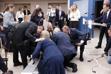 Первый брифинг: глава Минздрава Швеции упала в обморок в прямом эфире (видео)