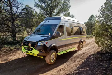 Mercedes Sprinter превратили в дорогой внедорожный автодом (фото, видео)