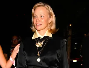 Памела Андерсон вышла в свет в невероятном образе от украинского бренда (фото)